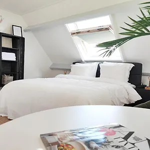 At The Amstel River With 2br 2ba And Garden Guest house